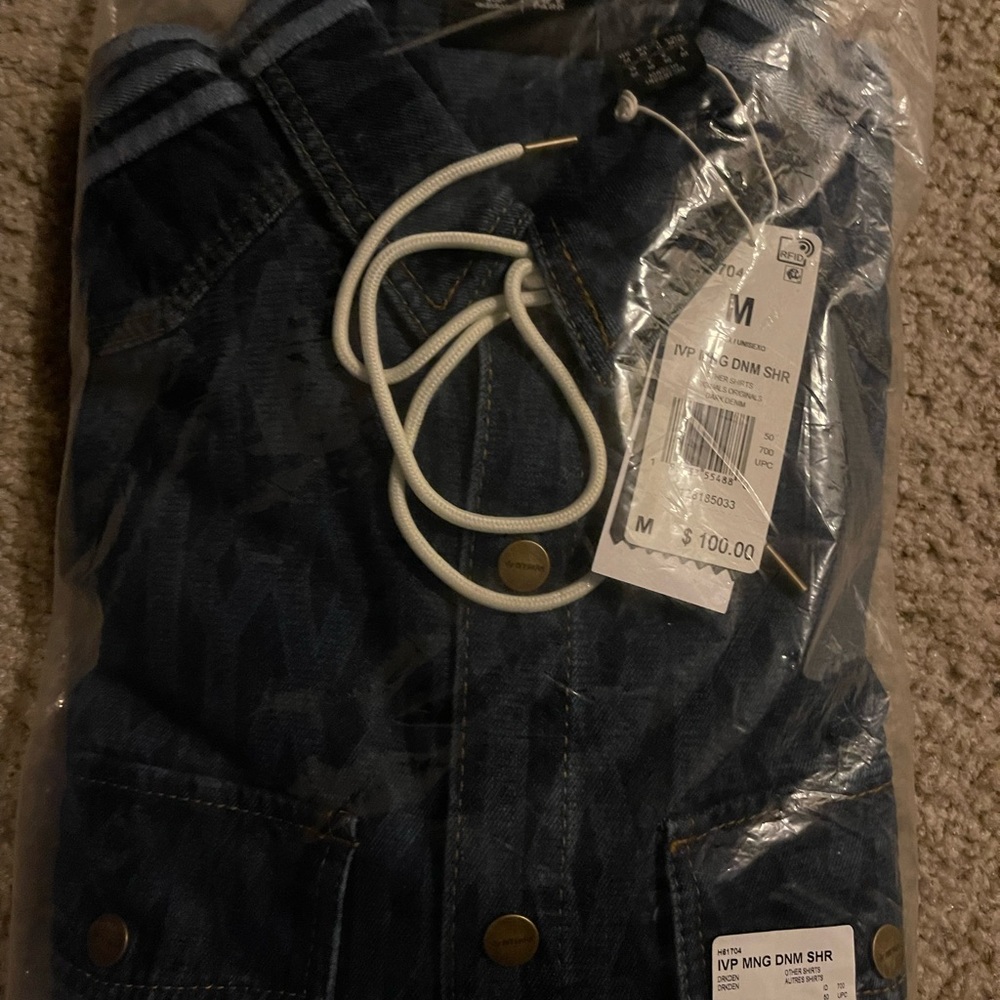 MONOGRAM DENIM SHIRT (ALL GENDER)
A SHIRT WITH A TIMELESS WESTERN AESTHETIC.